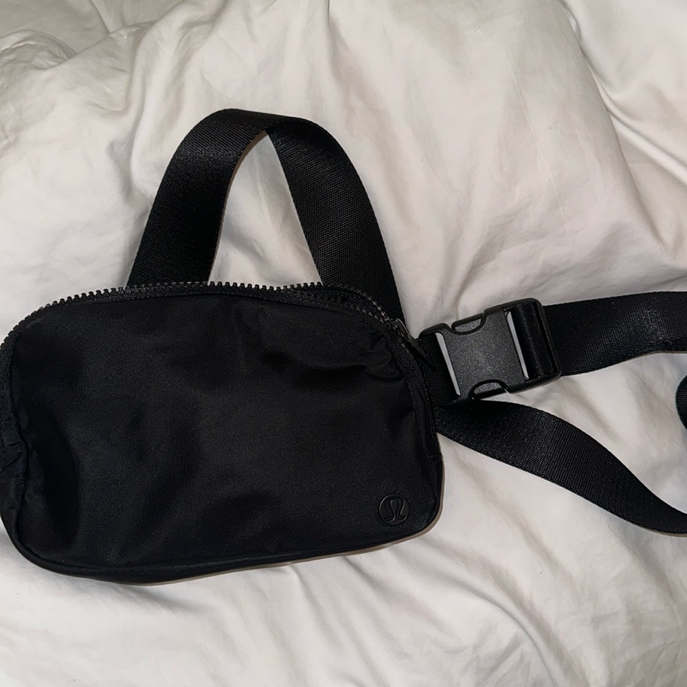LULULEMOM BLACK BELT BAG